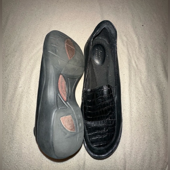 Clarks Artisan black slip on leather shoes - size 7 - Picture 2 of 3